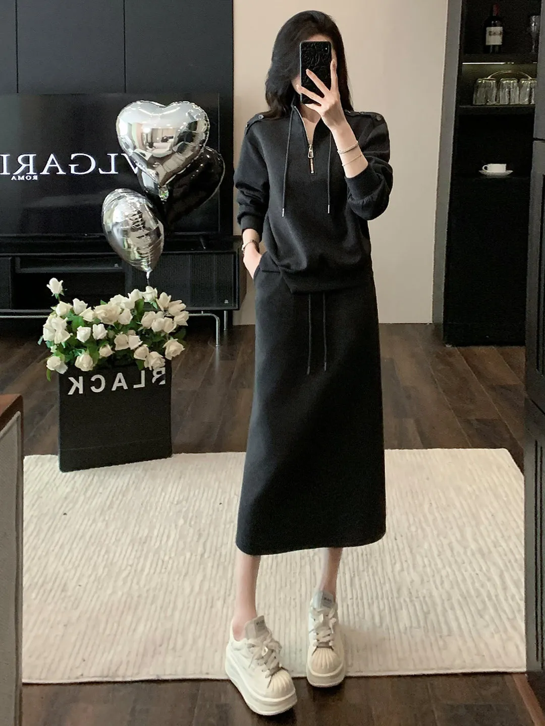 

Весенний повседневный спортивный комплект-двойка 2026: женский утягивающий топ с длинным рукавом и юбка-полусолнце, модный, омолаживающий, в европейском стиле