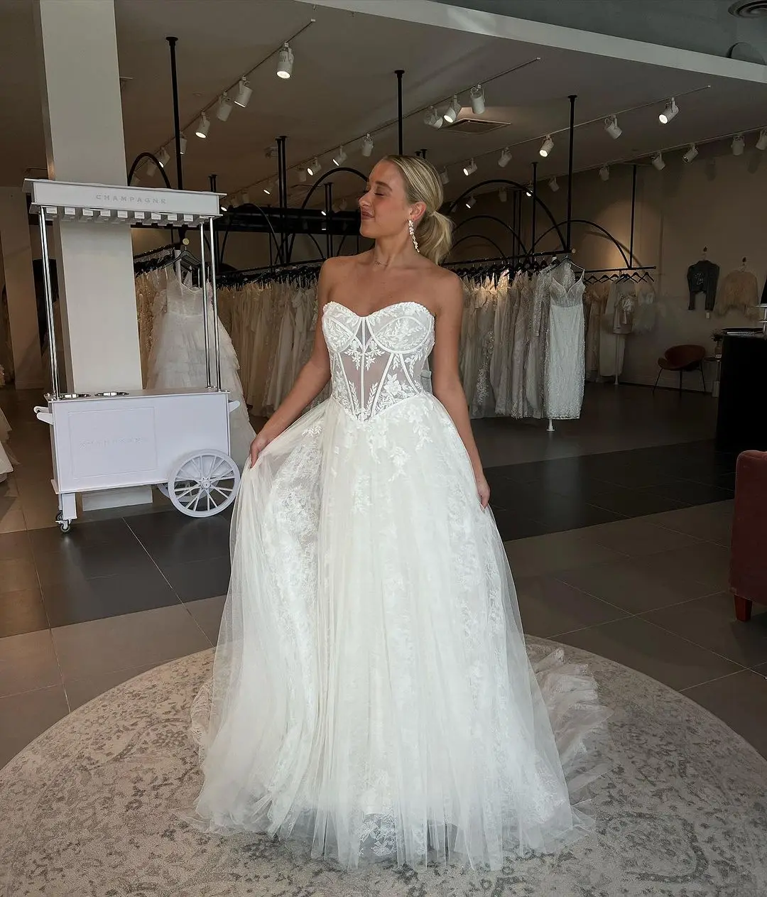 

Booma Elegant A-Line Wedding Party Dresses Sweetheart Appliques Long Brides Gowns Sweep Train Elegant Brides Evening Dress