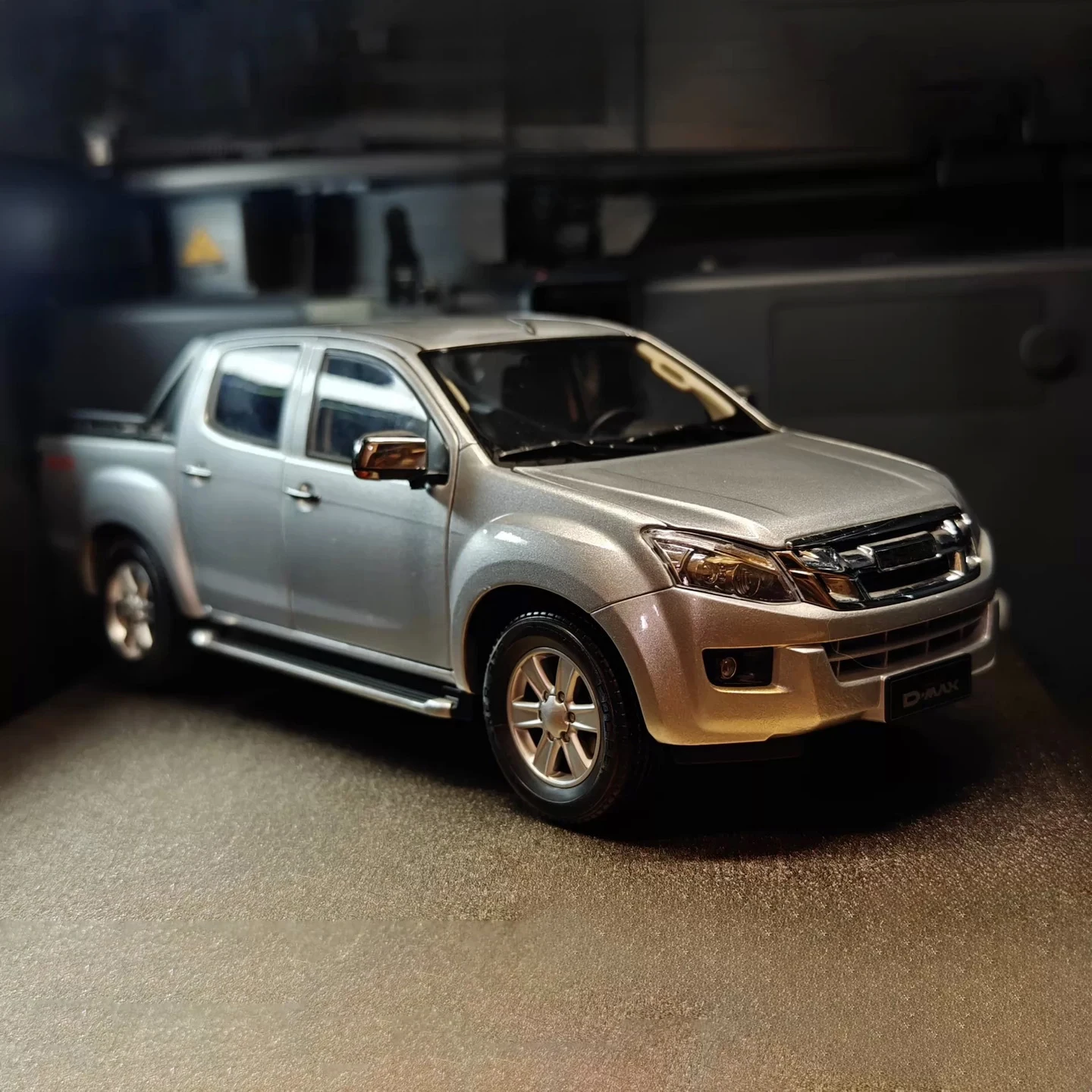 D-max Desktop Decoration,Pick up Die-cast Alloy Micromodel,D max Metal Car Model,Adult Gift,Silver,1:18