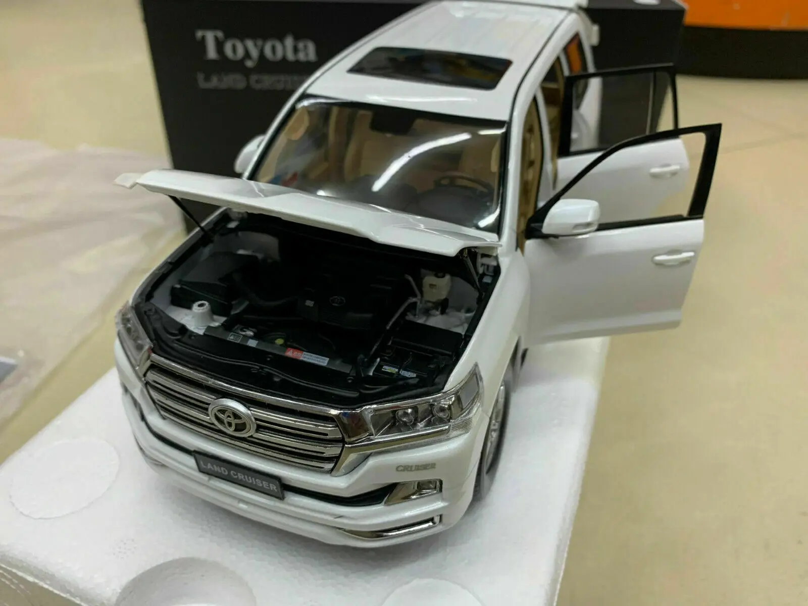 Keng Fai Land Cruiser White Edition 1:18 High-Quality SUV Left Rudder