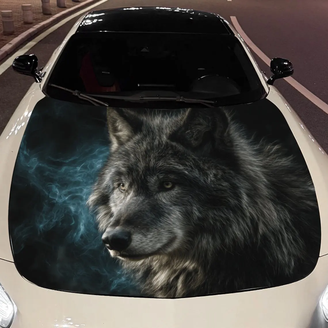 Autocollants de voiture loup avec fourrure grise épaisse, une expression d'observation et un autocollant de capot de voiture d'arrière-plan bleu brumeux, auto-adhésif imperméable