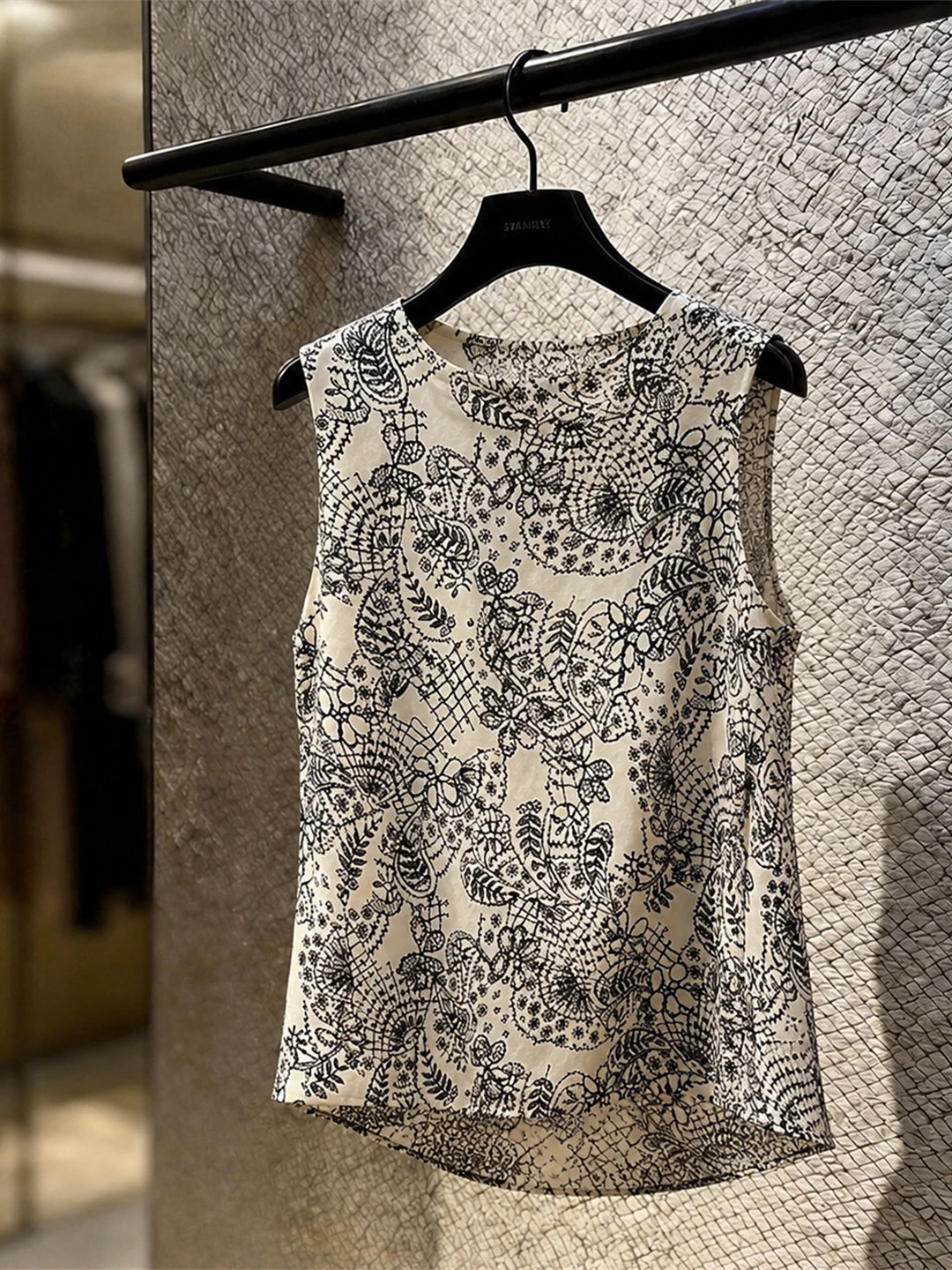 

Design Sensation Print Sleeveless Vest Commute round Neck Overhead Elegant Top Summer Vintage Small Shirt Women Fashion