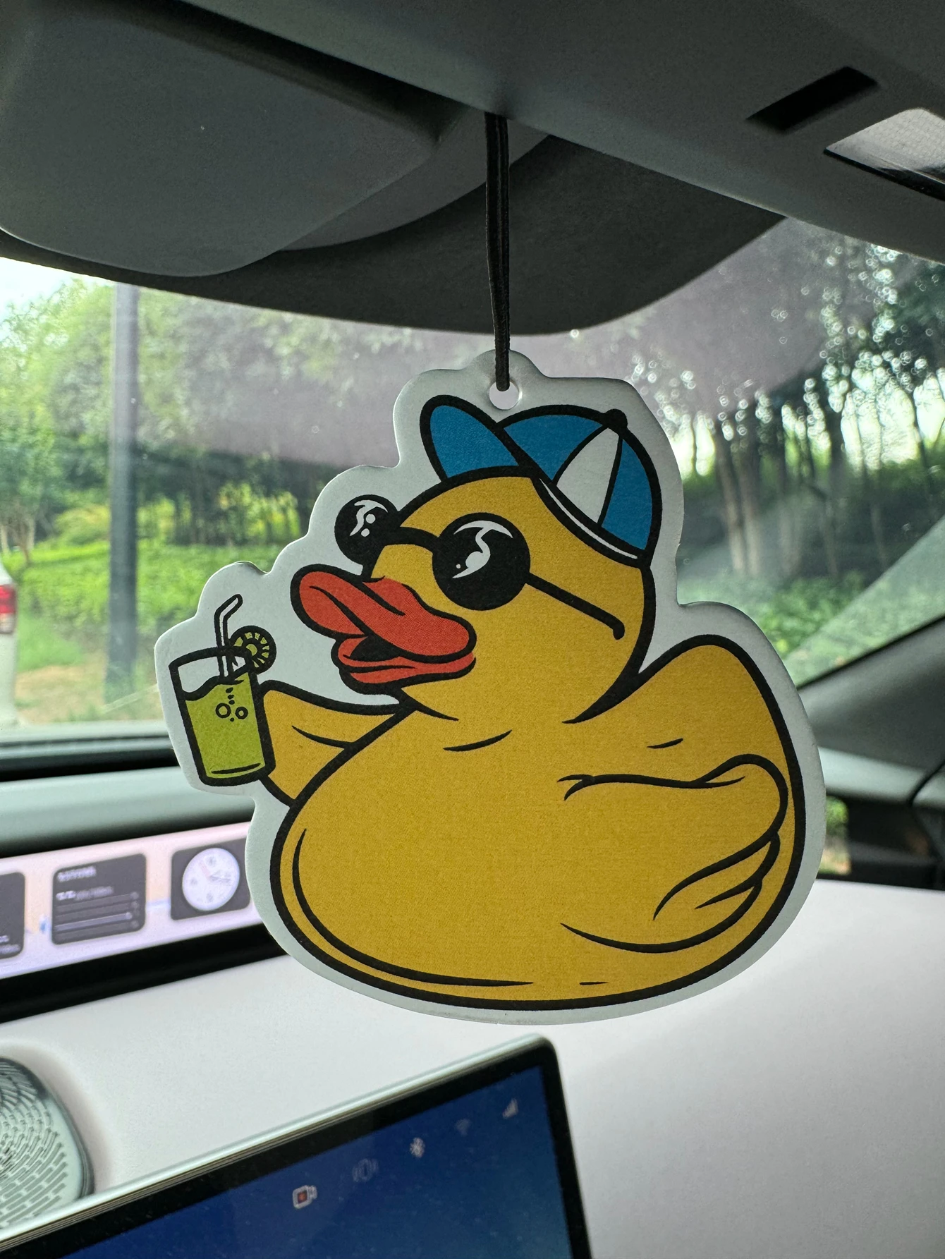 Interesting Duck-Themed Gift Items, Creative Hilton (Hotel Scent) Neutral Car Perfume and Non-Toxic Air Freshener |   Natural Essential Oils and Aromatherapy Scent Tablets (Noroili/Grapefruit/Cedar) |   Hanging Type and Dual-Purpose with Vent Clip |   Long-Lasting Fragrance for 60-90 Days |   Deodorize and Purify the Air |   Suitable for Use in Cars, Homes, Wardrobes, and Bathrooms. |   Cartoon Animation Design |   Same Fragrance as the One Sold in the Store