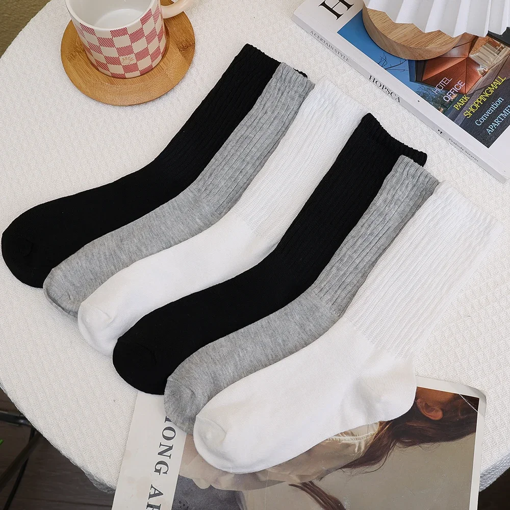 Mittlere Röhre Feste Socken Frauen Klassisch Schwarz Weiß Grau Lässige Modische Socken Herbst und Winter Atmungsaktive Einfache Baumwollsocken