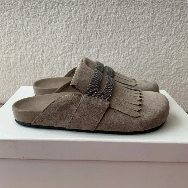 

2025 женские повседневные шлепанцы, стильные замшевые шлепанцы с круглым носком и бахромой, простой модный дизайн, удобная прогулочная обувь, уличные тапочки
