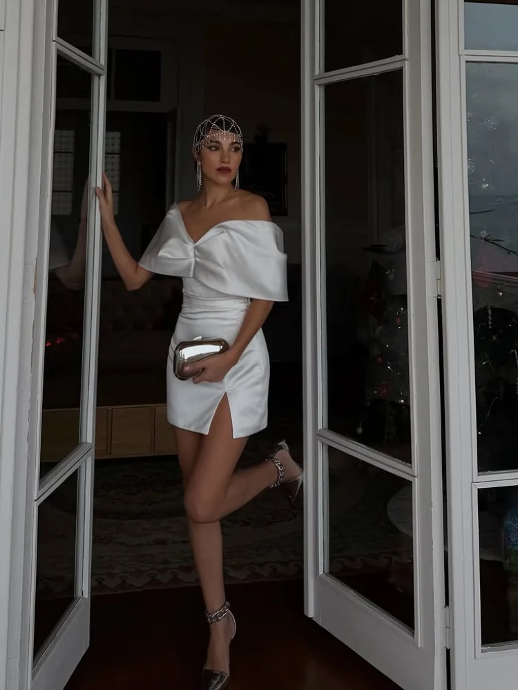ホワイトサテン女性用オフショルダーミニドレス エレガントなウエストシェイプ バックレス スリム スリット入りドレス 2026 レディースシック パーティーイブニングガウン