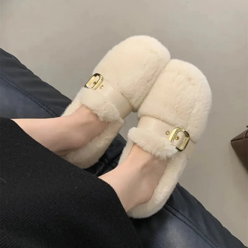 

Wearing Fairy Wool Shoes on One Foot, Along with Korean-style Soft Flat Bean Shoes and Velvet Cotton Shoes for Women's Winter
