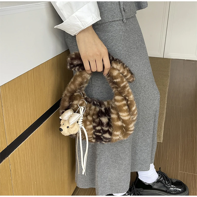 Handtasche mit Reh-Spot-Textur und Kunstfell-Griff, flauschige Plüsch-Tragetasche mit Taschenanhänger, weiche, flauschige Winterhandtasche für Damen – Detail 14