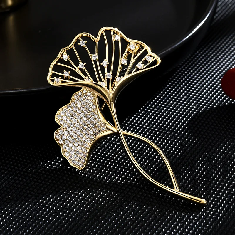 Chinese Style Lucky Auspicious Ginkgo Leaf Brooch Micro Pave Zircon Copper Lapel Pin Elegant Fortune Suit Dress Accessory Gift
