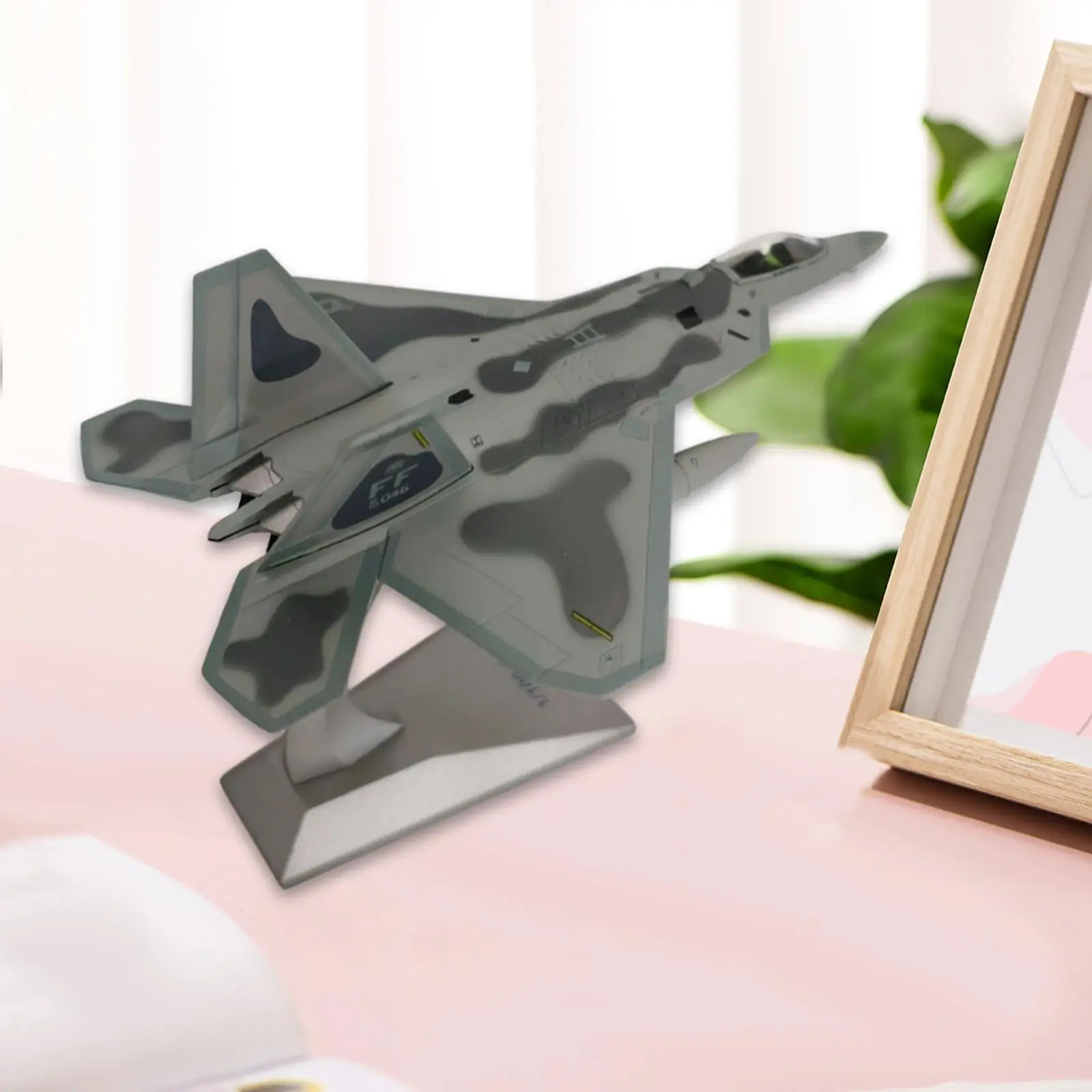 

Сувенирная модель самолета 1:100 F22 с подставкой для офисной полки бара