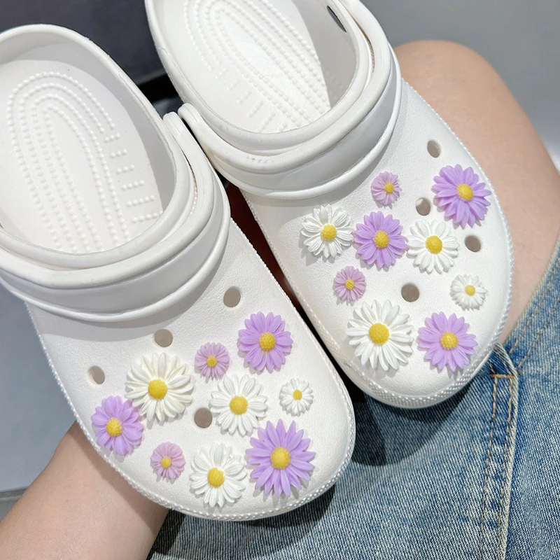 18 teile/satz Heißer Verkauf DIY Loch Schuhe Charms Daisy Blume Zubehör Designer Qualität Garten Schuh Dekoration Mädchen Geschenk