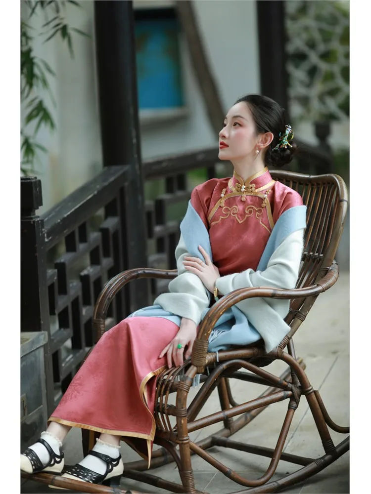

A Chinese-style jacquard cheongsam with ruyi lapel dyed in smoky pink silk fragrance
