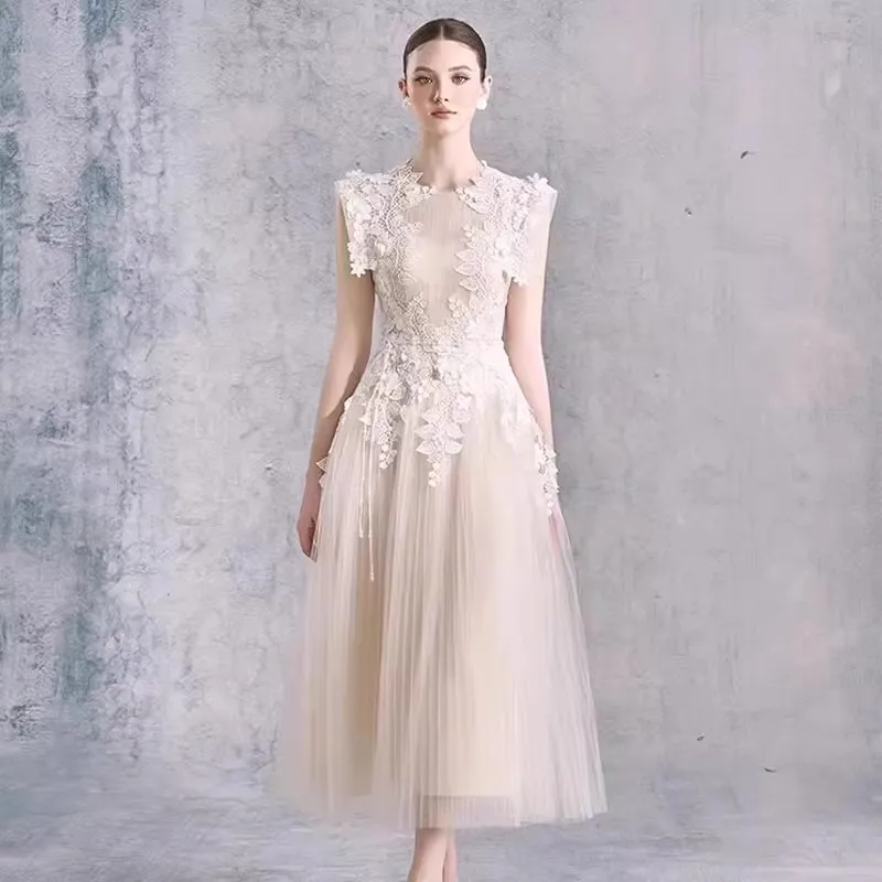 فستان شبكي من الدانتيل مُزين بنقشة الزهور ثلاثي الأبعاد على الموضة لربيع وصيف 2025 للنساء بدون أكمام فستان ميدي طويل بطيات #2