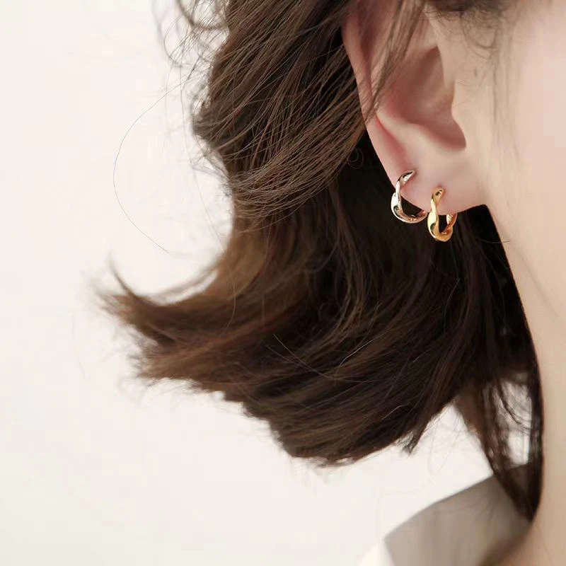 Punk Hip Hop Rivet Earrings 925 Sterling Silver Needle Gold Color Round Hoop Earrings dla kobiet Moda Gothic Party Biżuteria