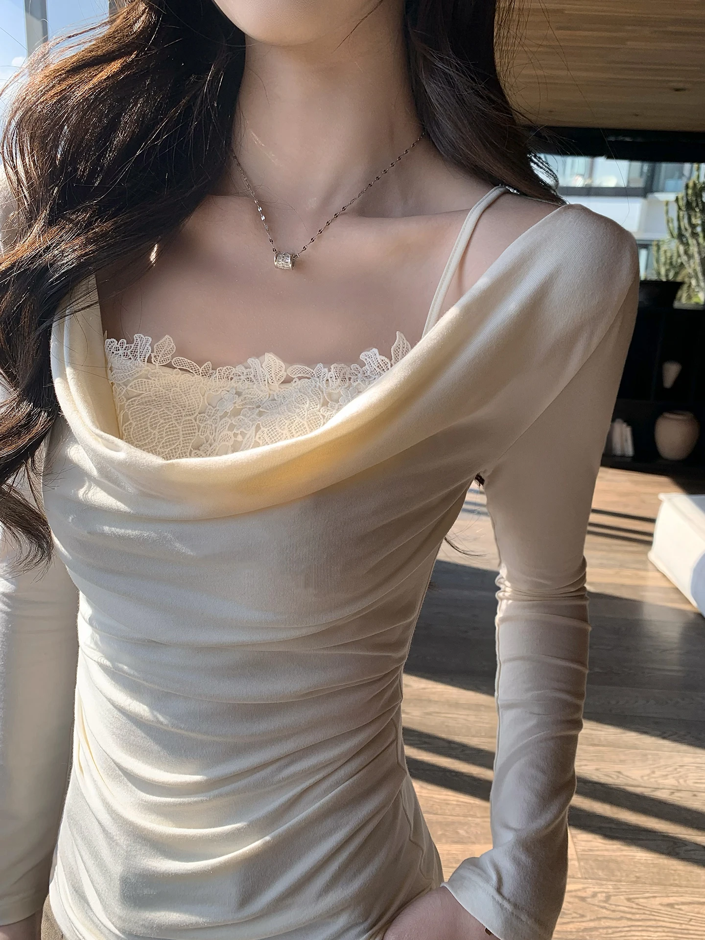 

Весенняя женская футболка с кружевными вставками, облегающая, с длинным рукавом, круглым вырезом, простой и элегантный топ для ношения под одеждой от Onion