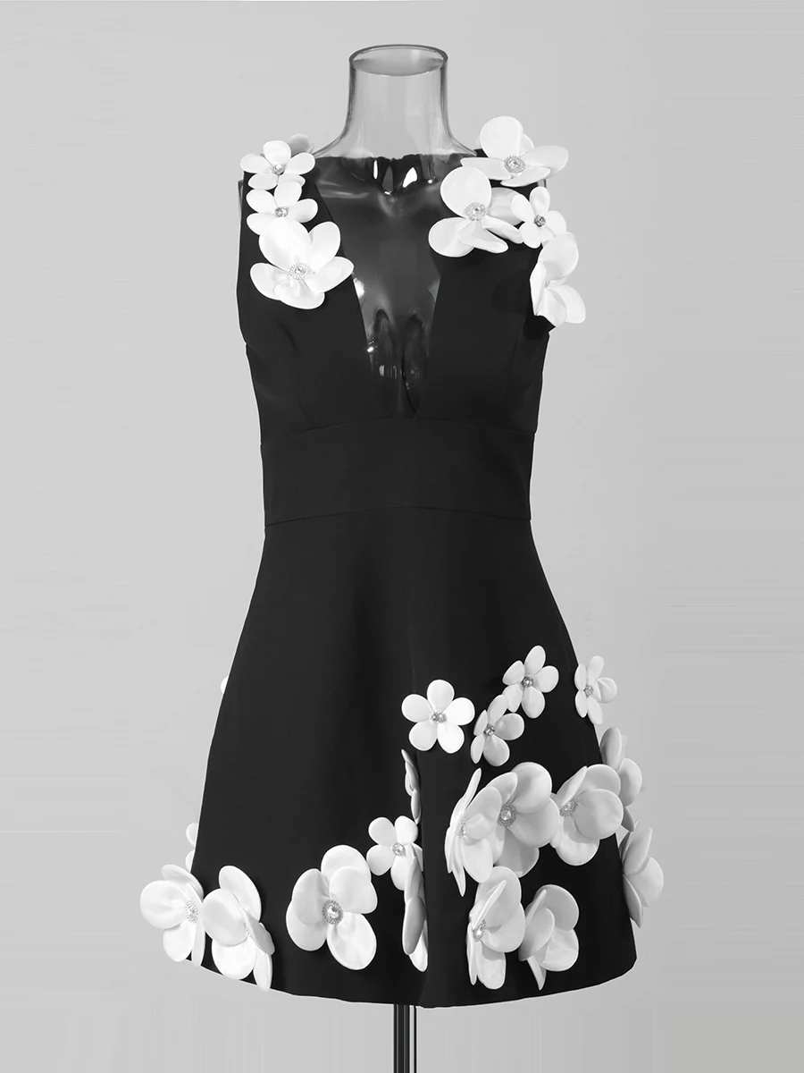 TWOTWINSTYLE Colorblock épissé 3D fleur Mini robes pour femmes col en V sans manches Patchwork perle robe élégante femme nouveau 2025