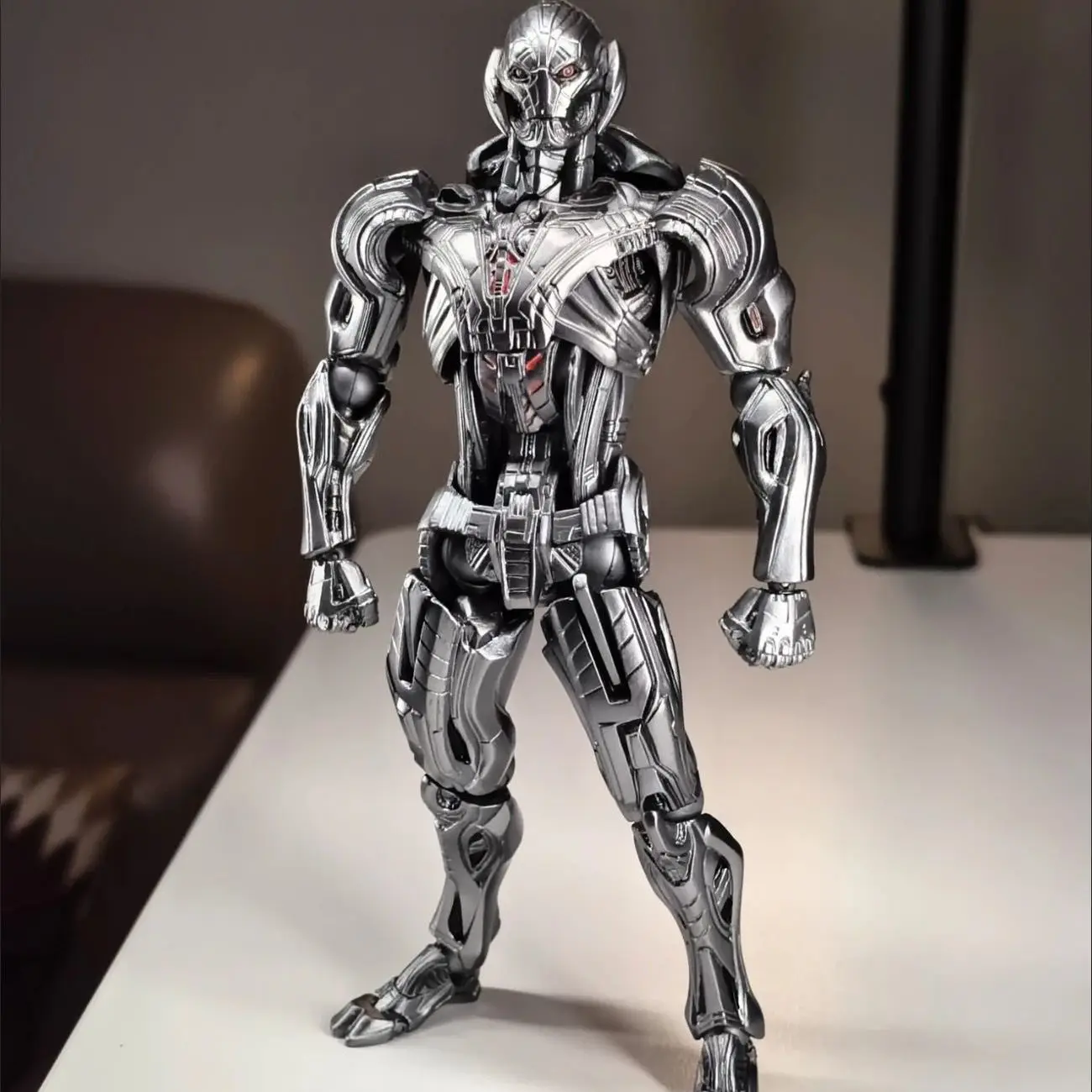 Figurka Akcji Ultron AC Toys 16cm Kaiyodo Amazing Avengers Anime Figurka Model PVC Prezenty Statuetka Żołnierza Kolekcjonerska Zabawka Prezent