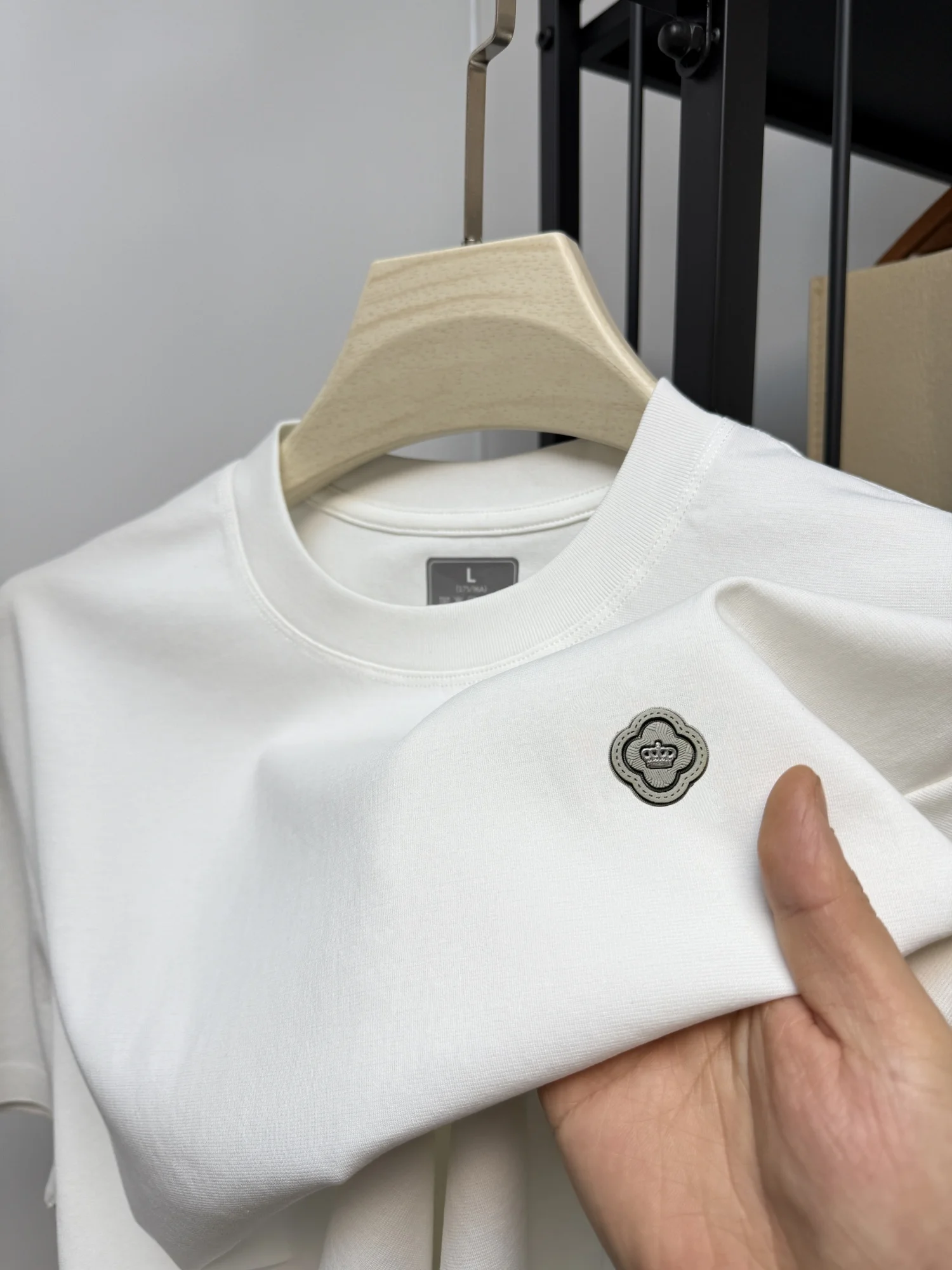 

Brand Men's Summer New Silk Cotton Tshirt Designer Fashion Custom Badge Design Short Sleeve High Quality Ice Silk Elastic Tshirt