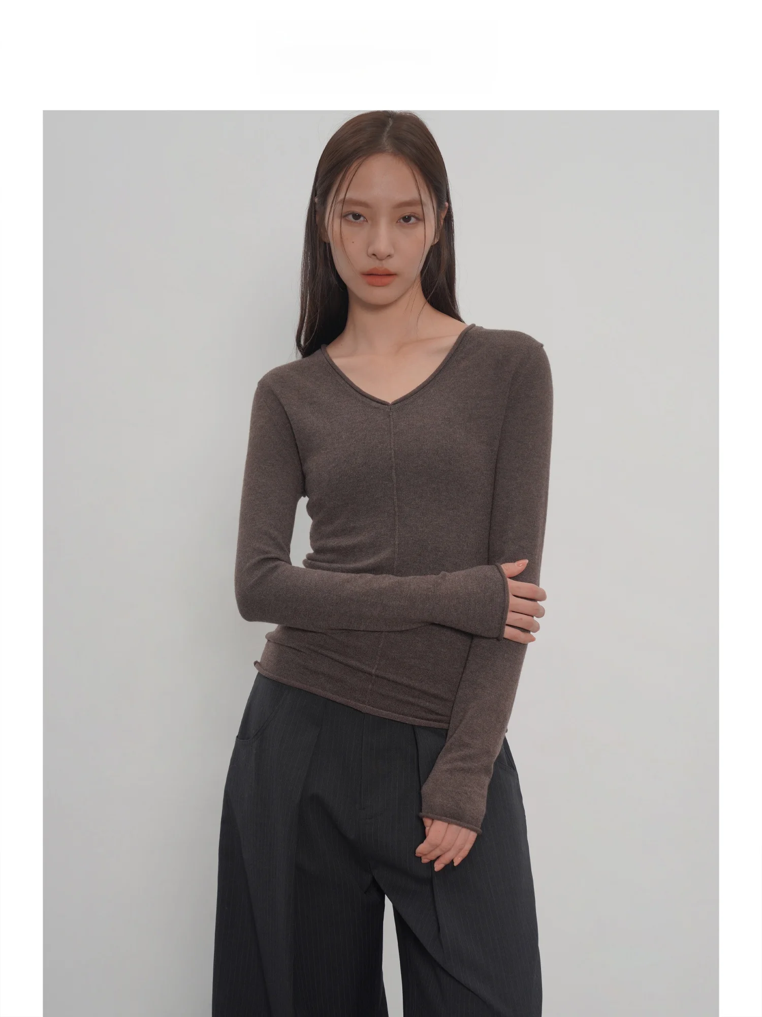 

EIGHTHMONTH Women's Knitted Base irt V-ne Cuffed Sve Casual Sle Skin-friendly Inner Wear Top Winter New Arrival
