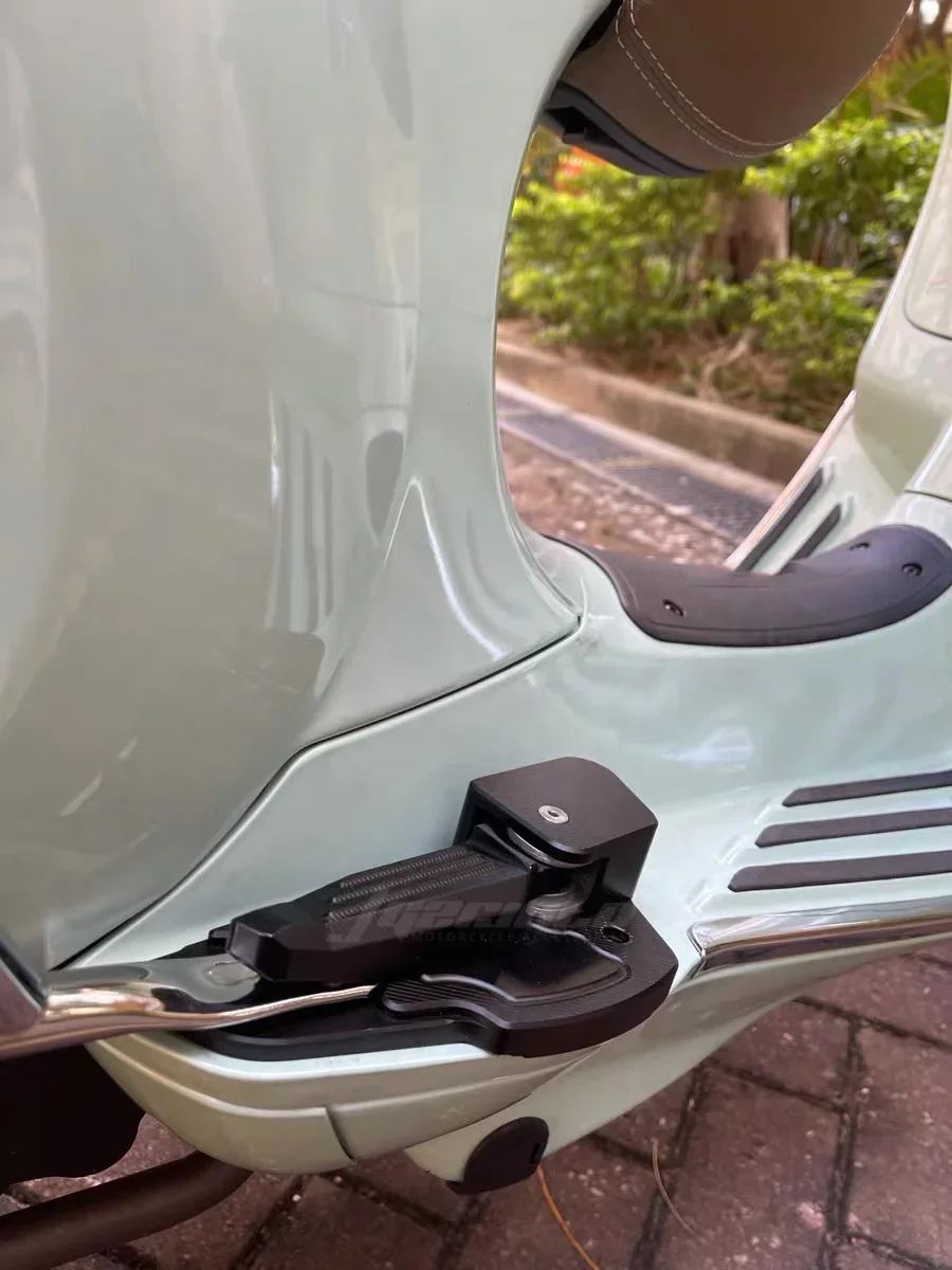

In stock Motorcycle New CNC Catapult Rear Passenger Footpad Foot Steps Pedals Rests for Vespa Primavera Sprint 150