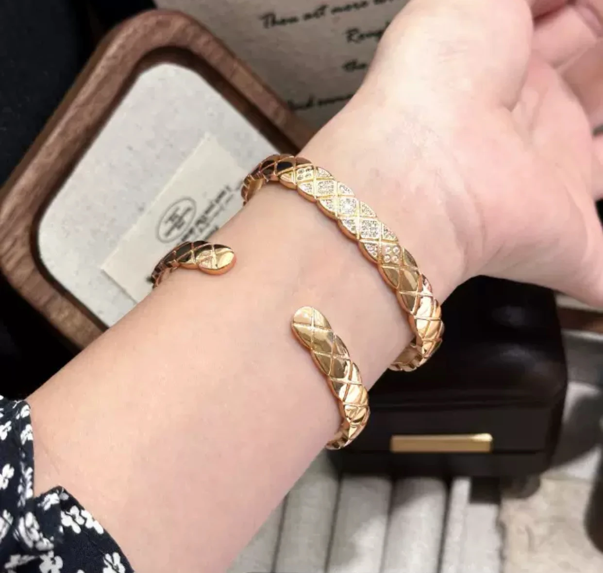 Couple bracelets High-quality, wide, luxurious design, versatile, fashionable, high-end feeling bracelets