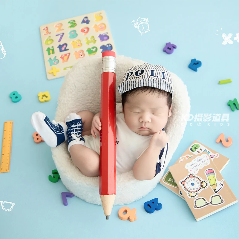 

Newborn Photography Props College Style Baby Outfit Hat Socks Set Giant Pencil Decs Studio Photo Shoot Costumes for Infant 0-1 M