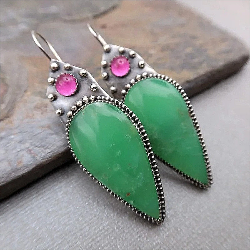 Vintage exquisite versilberte synthetische Smaragd eingelegte baumelnde Ohrringe Frauen böhmischen Stil Mode Anhänger Ohrringe Schmuck