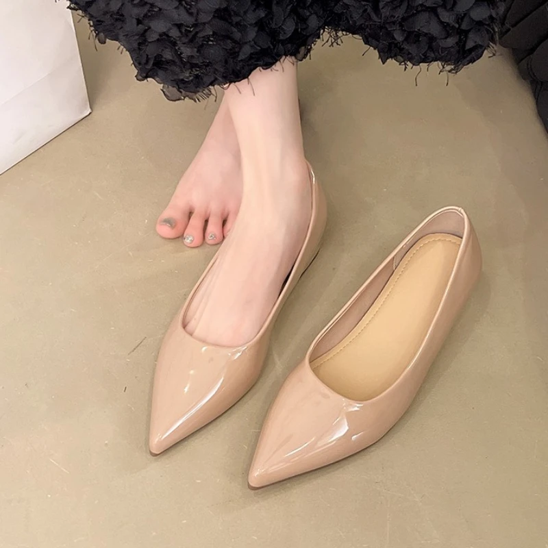 

Новые классические женские туфли 2026 года: остроносые, без застежек, на плоской подошве, для женщин