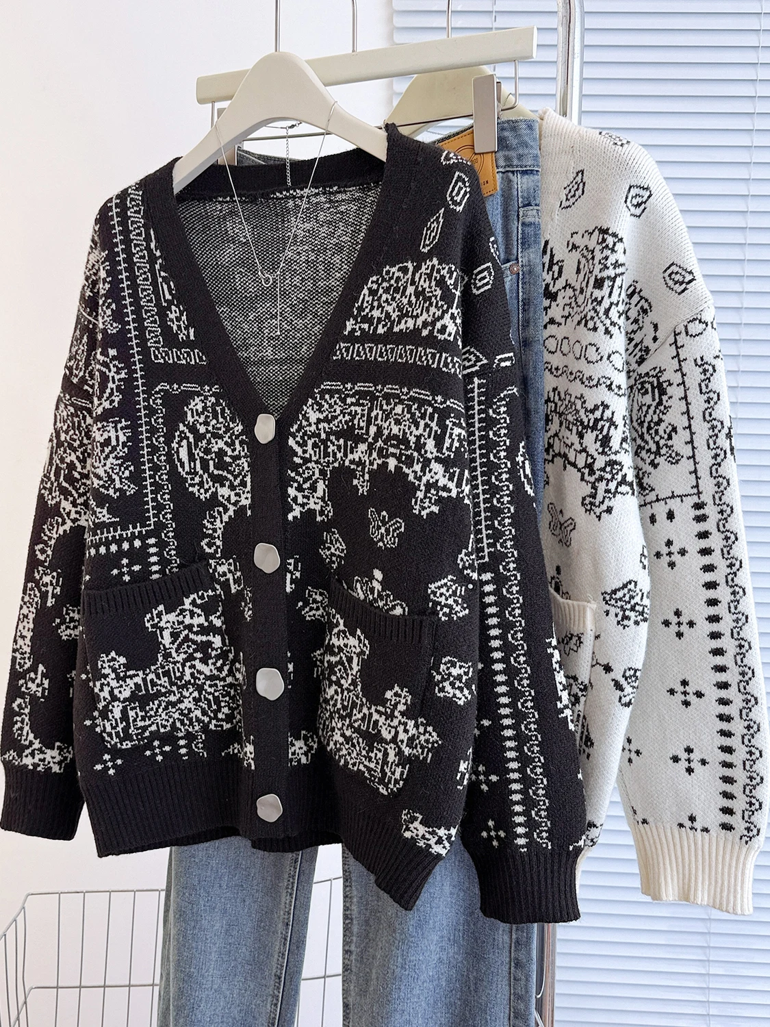 

V-neck Jacquard Single Breasted Long Sleeved Sweater Loose Retro Style Knit Sweater Cardigan Autumn Winter New Jacket 2025