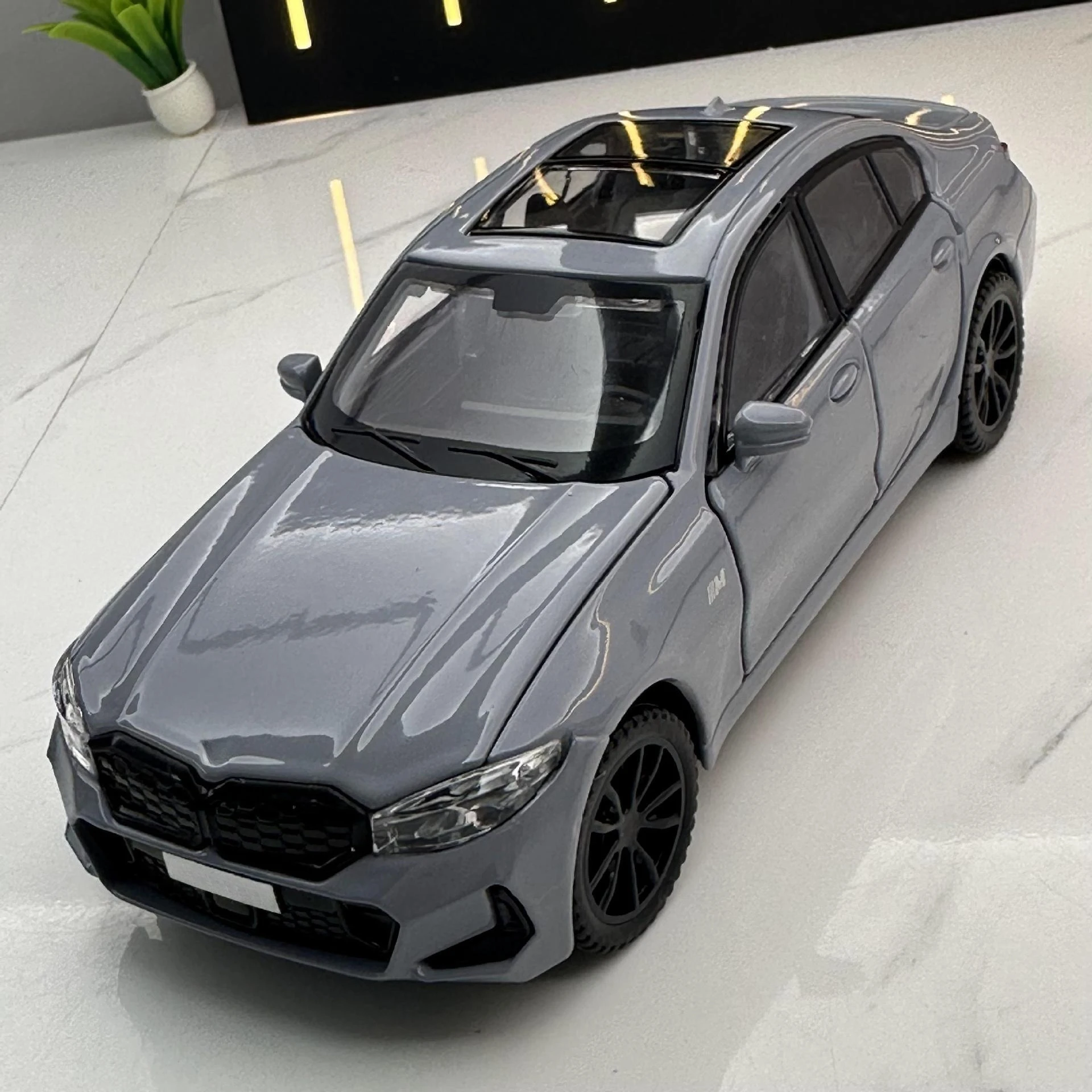 

1:32 320I Легкая горка Модель игрушечного автомобиля Орнамент Игрушка в подарок Литая под давлением модель автомобиля из сплава Коллекционная