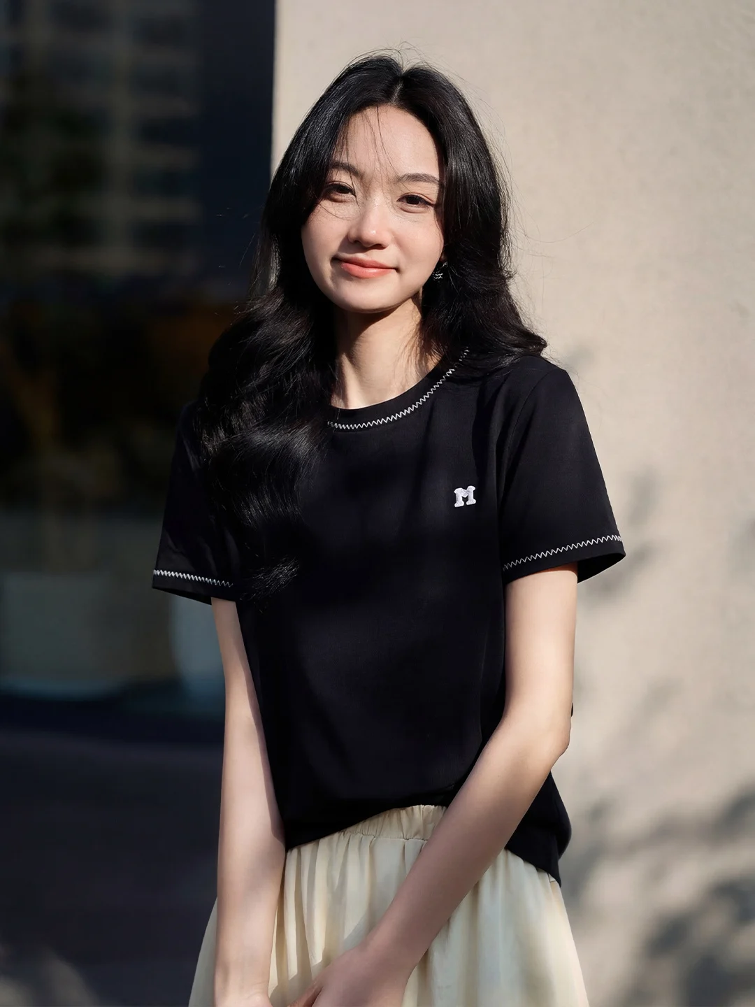 

Черная футболка с вышивкой и коротким рукавом, женская, летняя, новый стиль, повседневная, хлопковая, дышащая, с круглым вырезом, топ с завышенной талией