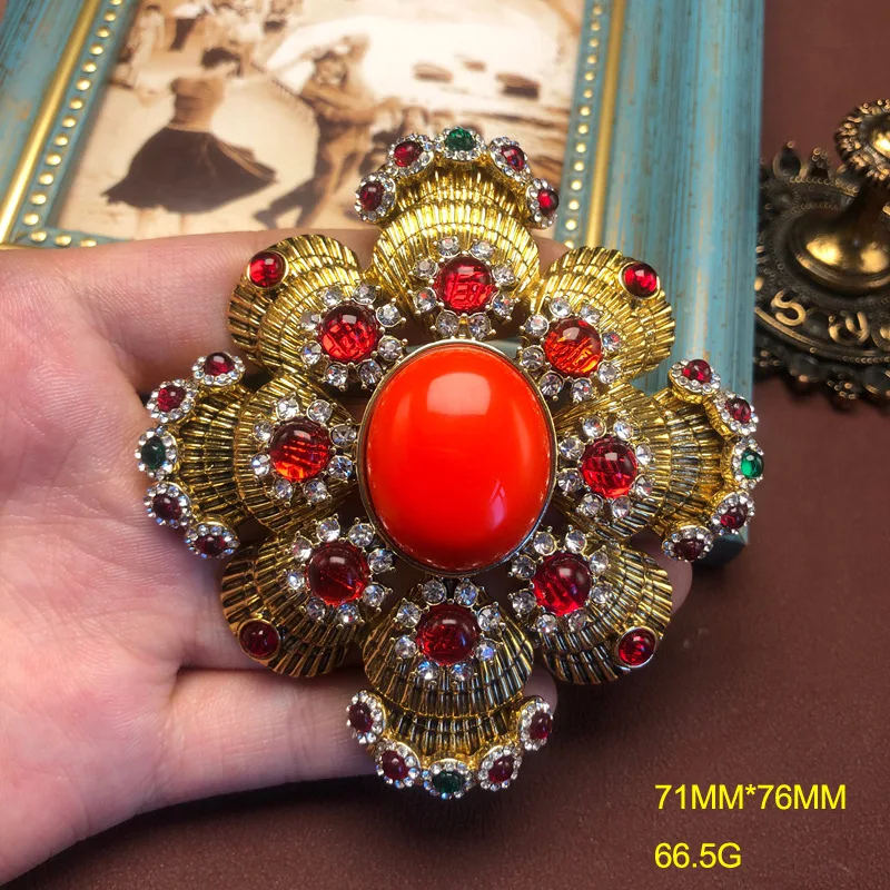 

Retro Gold-Plated Flower Corsage Brooch，Elegant Crystal Double-Layer 3D Design, Luxury Fashion Pin for Women