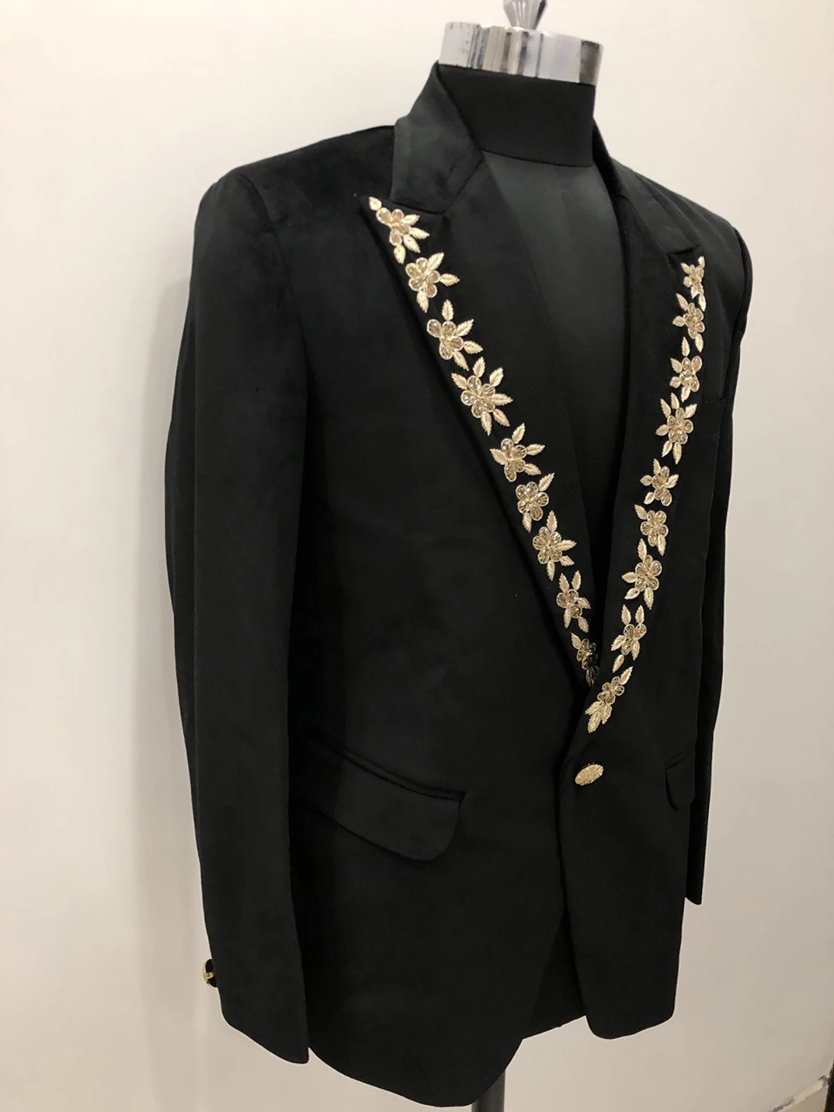 Schwarze klassische Herren Hochzeit Blazer Applikationen Peak Revers Bräutigam tragen Slim Fit Smoking Abend Abschluss ball maßge schneiderte nur Jacke