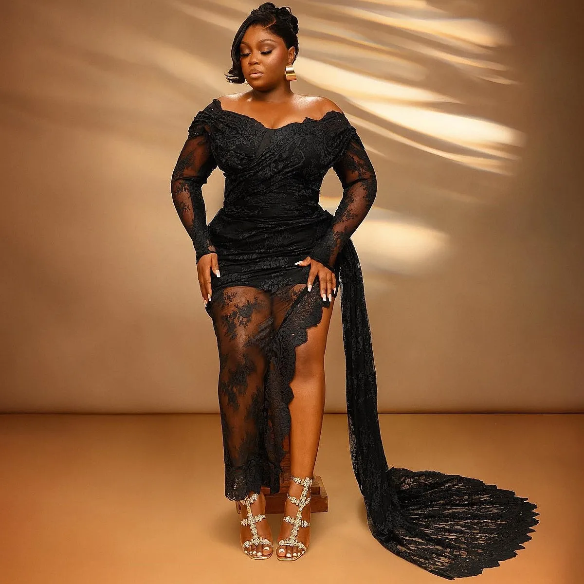 Klassische schwarze Spitze, Ballkleider in Übergröße, seitliche Schleppe, Herzausschnitt, lange Ärmel, schulterfreies Abendkleid, durchsichtiger Meerjungfrau-Teil