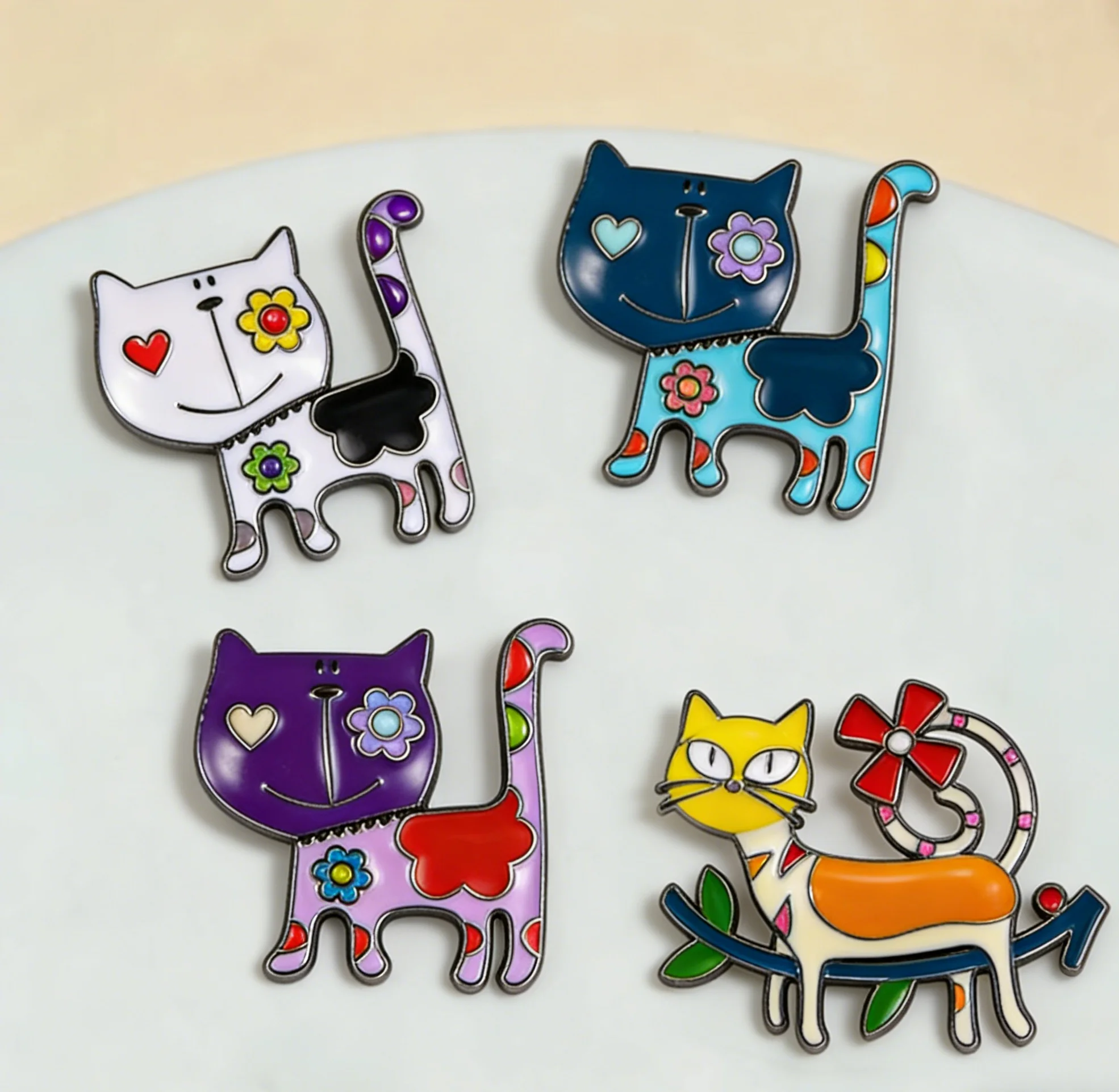 New Cartoon Personalized Painted Cat Brooch, European and American Alloy Oil Dripping Animal Brooch Clip