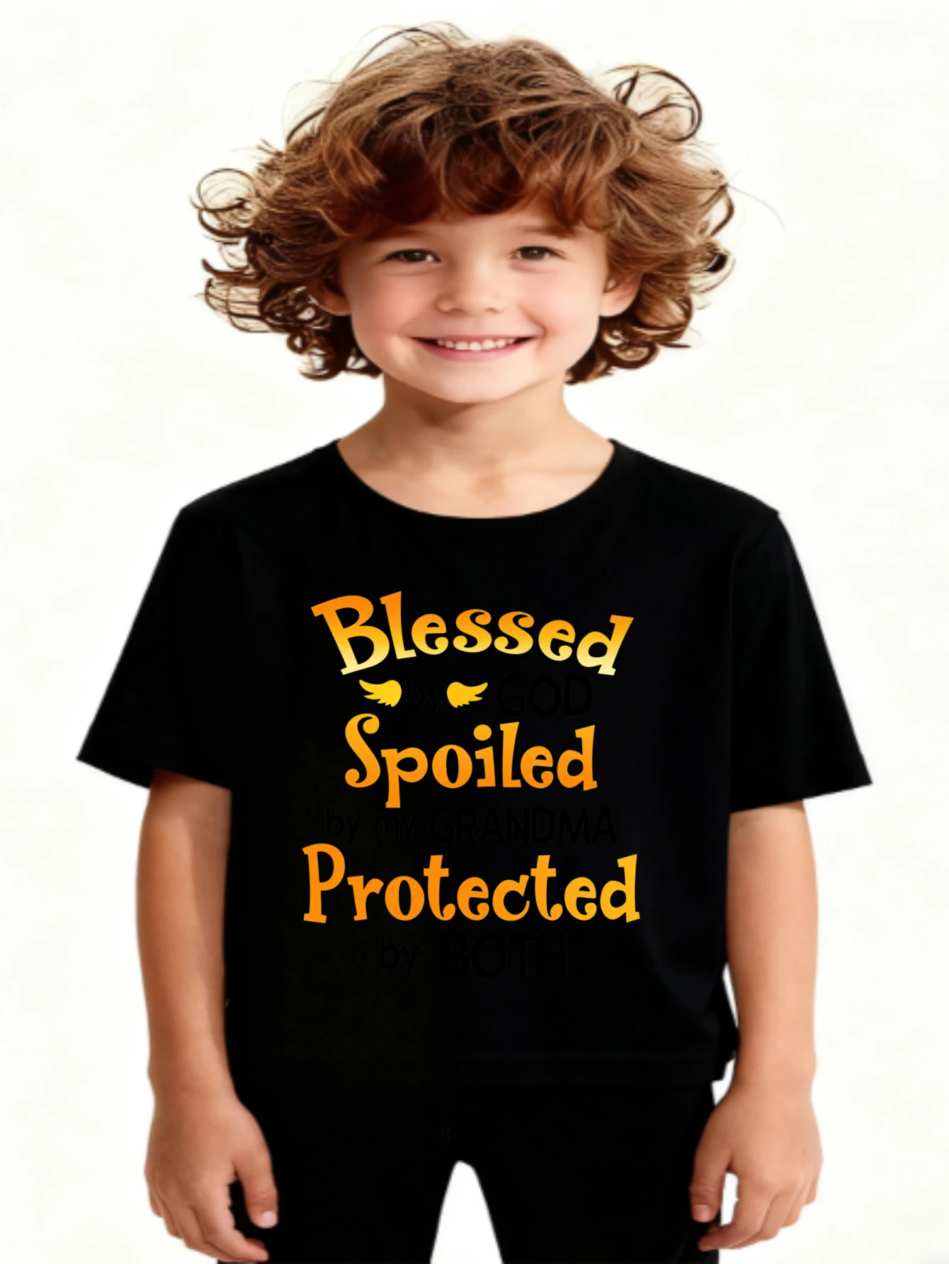 Camiseta informal de verano para niños - "Bendecido por Dios, mimado por mi abuela, protegido por ambos" Estampado de letras, color beige claro, manga corta, cuello redondo, ajuste cómodo para ropa informal, ropa diaria para jóvenes | Camiseta divertida
