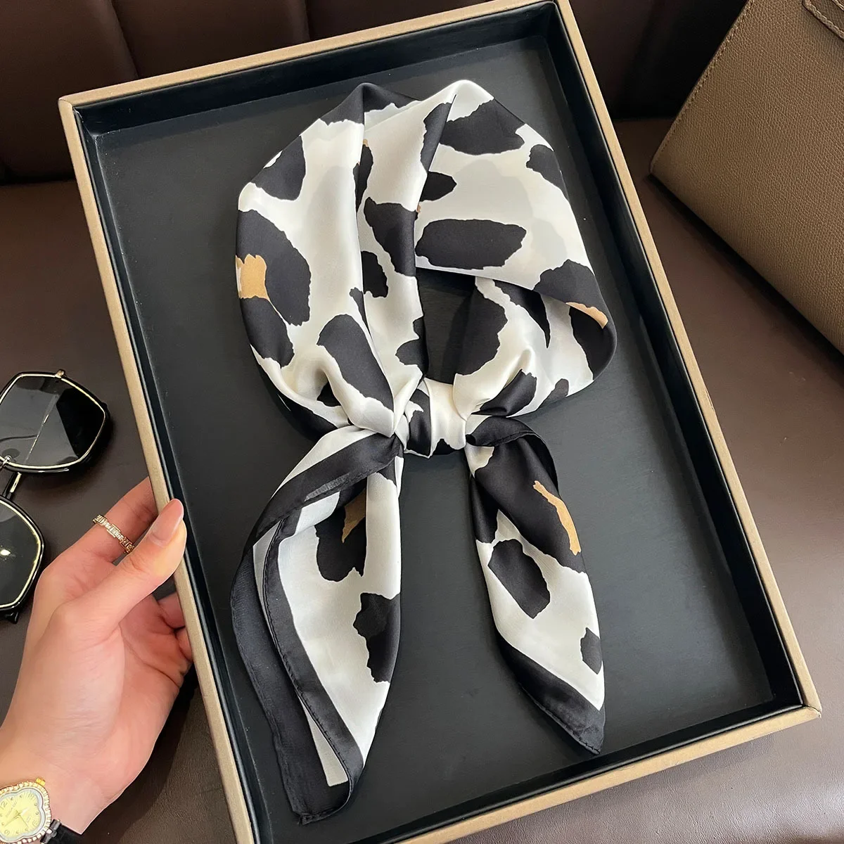 Sciarpa leopardata da donna, collo in seta imitazione, fascette per fasce per capelli, scialli e involucri da donna, bandana, foulard, sciarpe quadrate