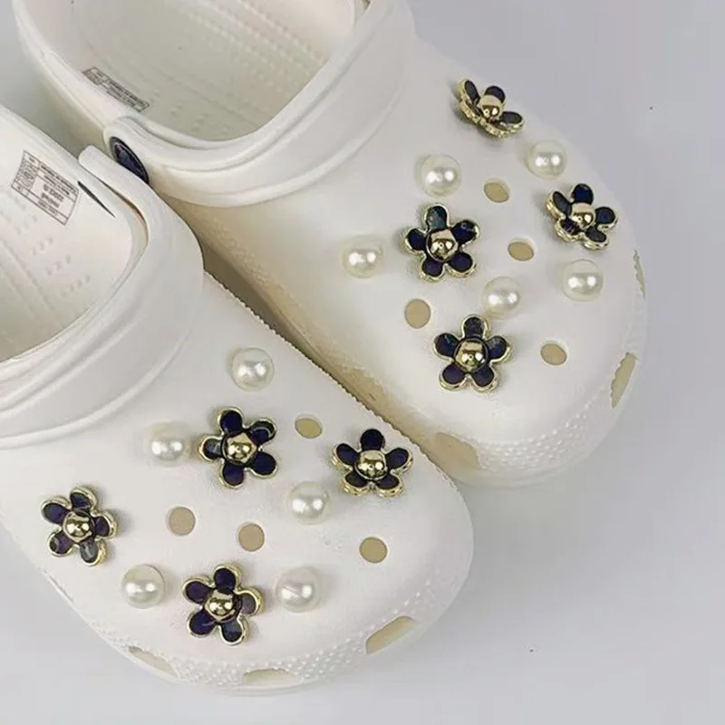 18 قطعة مجموعة سحر الأحذية الموضة اكسسوارات ثقب إبزيم حذاء أسود أبيض وردي زهرة اللؤلؤ لتقوم بها بنفسك ثلاثية الأبعاد الأحذية زينة لحقيبة Bogg