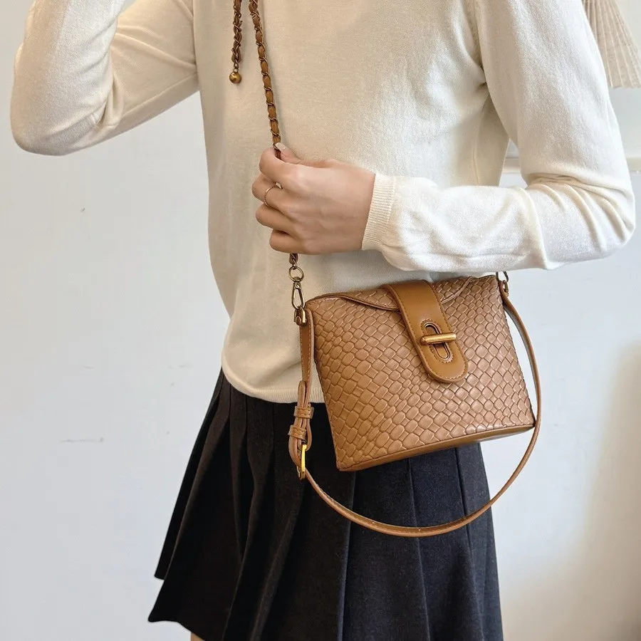 

Light luxury high-value niche design woven bag 2025 new shoulder casual high-end fashion messenger bucket bag