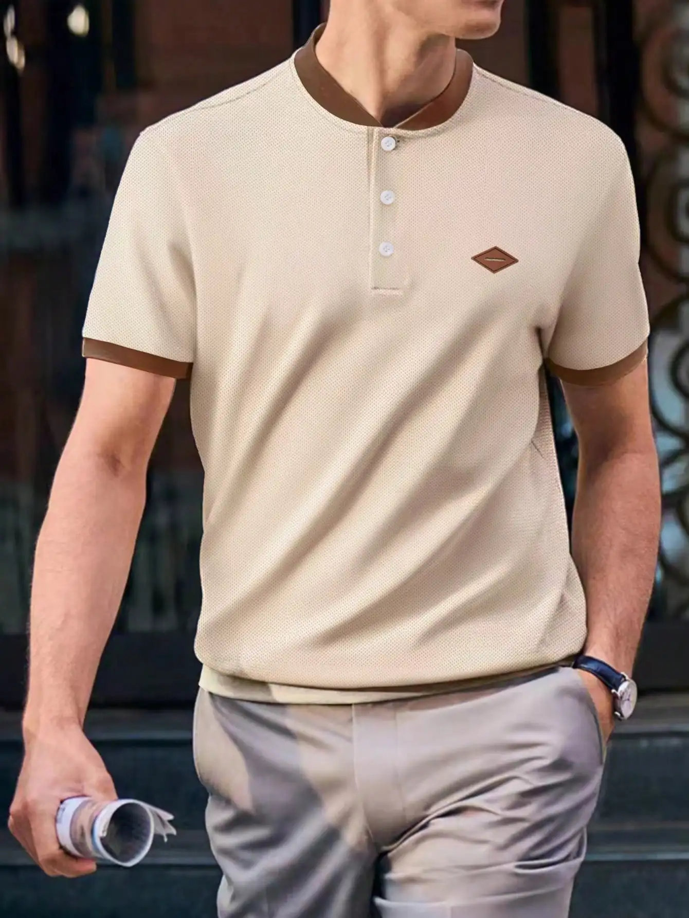 

Мужская бежевая рубашка-поло из сетчатой ткани с контрастной коричневой отделкой и пуговичной застежкой