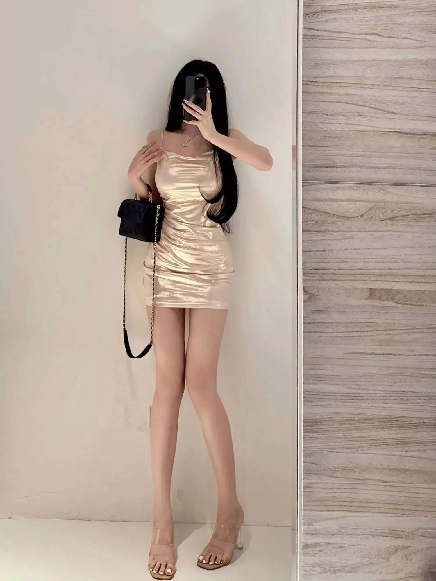 Puro desiderio abito con scollo a V elegante per le donne estate pieghettato lusso oro Pu moda donna serbatoio mini abito dolce coreano 2025 nuovo 84Z