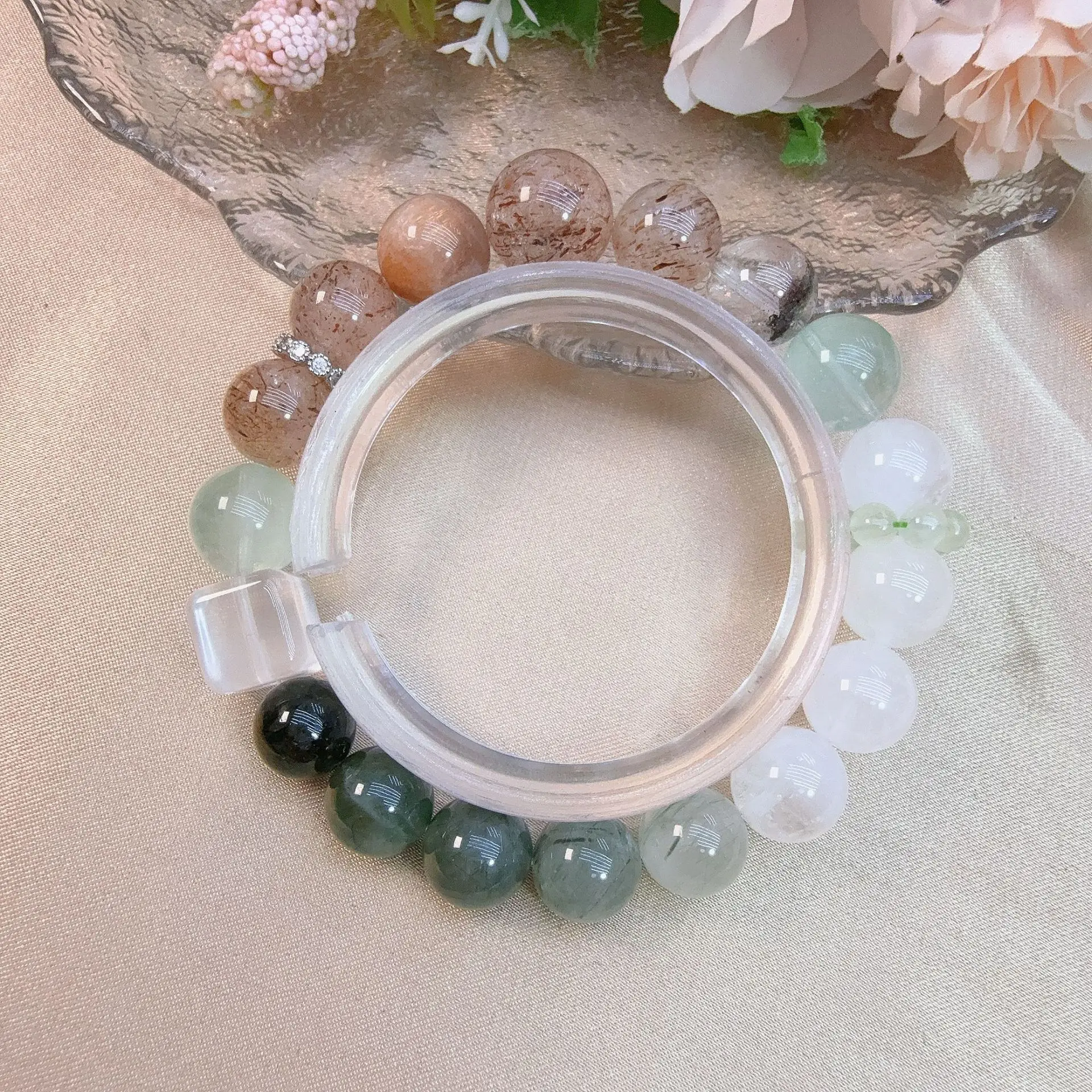 

Natural White Ghost Hair Crystal Gradient M Green Fluorite Milk Tea Backbone Top Bead Light Luxury Bracelet S Lucky Hand String
