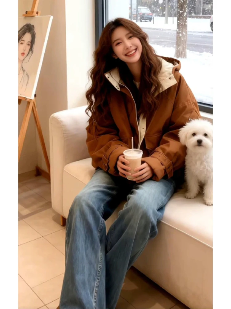 

Утепленная хлопковая куртка 2026: Новая, простая, модная, свободная, стройнящая, в корейском стиле, для повседневной носки, с длинными рукавами, на молнии, с капюшоном