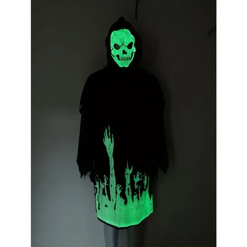 Jungen im dunklen Schnitter glüh gewand, gruseliges Kostüm mit Schädel maske, Sensen requisiten und Handschuhe, unheimliches gruseliges Kostüm für Halloween