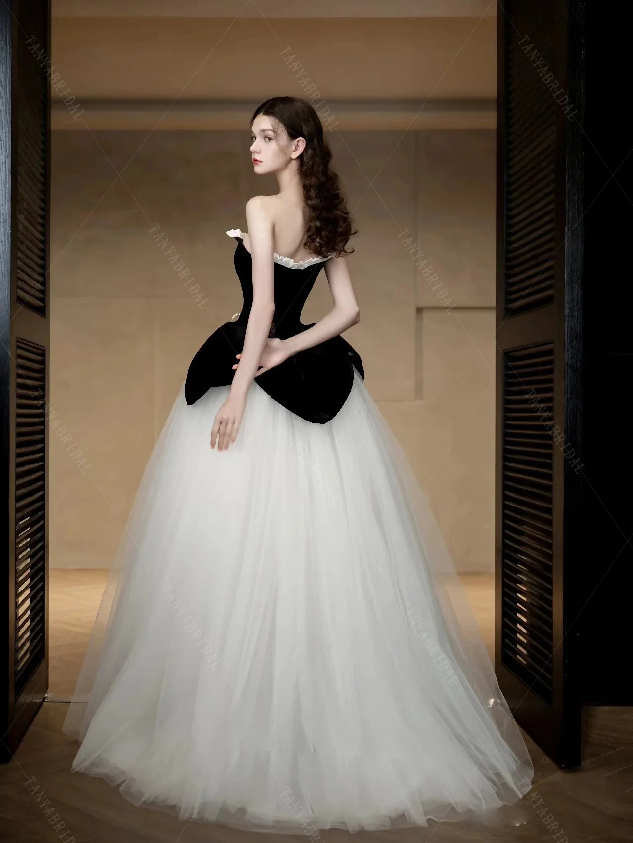 Sweetheart A Line Black And White Wedding Dress Flowers Shape Charming Romantic Bridal Gowns Chic  DW980