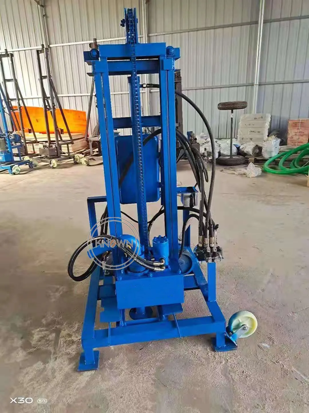 Nuova impiantatrice idraulica elettrica per pozzi d'acqua da 4KW Mini impianto di perforazione idraulico portatile per acque profonde con punta da trapano