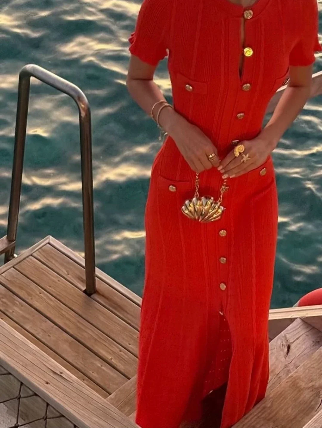 

Женское красное трикотажное платье с коротким рукавом и круглым вырезом, однобортное вечернее платье