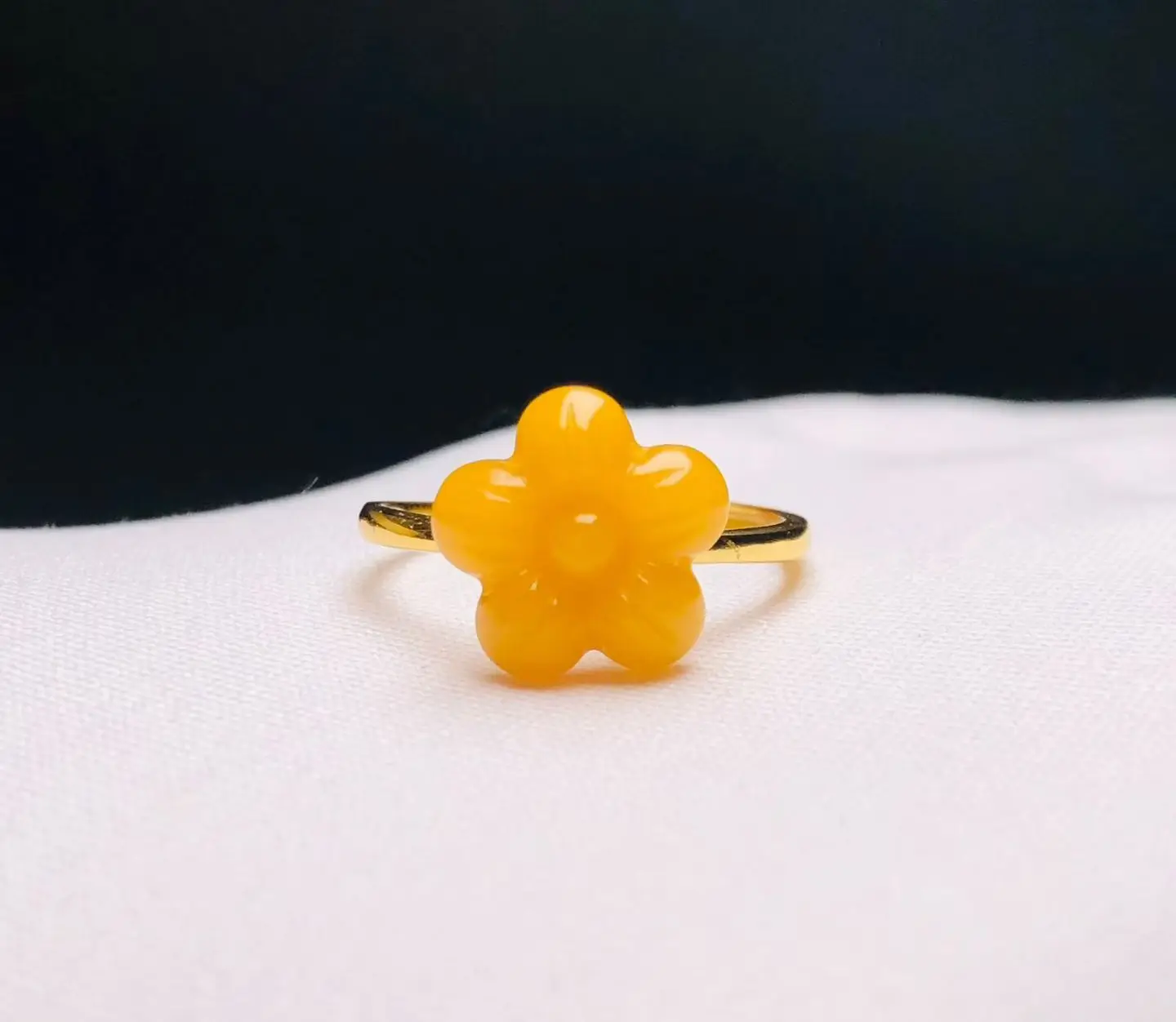 

Гарантированное серебро 925 пробы, натуральный желтый антикварный янтарь, регулируемые открытые кольца с цветочным узором для женщин, гравированные кольца-далии, ювелирные изделия для коктейльных нарядов