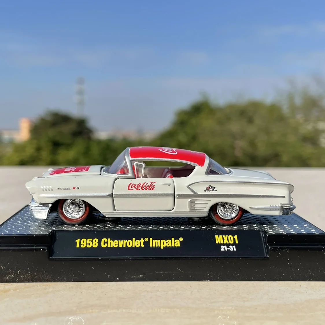 

Diecast 1:64 Scale M2 Chevrolet Impala Classic Nostalgic Car Model Collectible Toy Gift Souvenir Display Ornaments