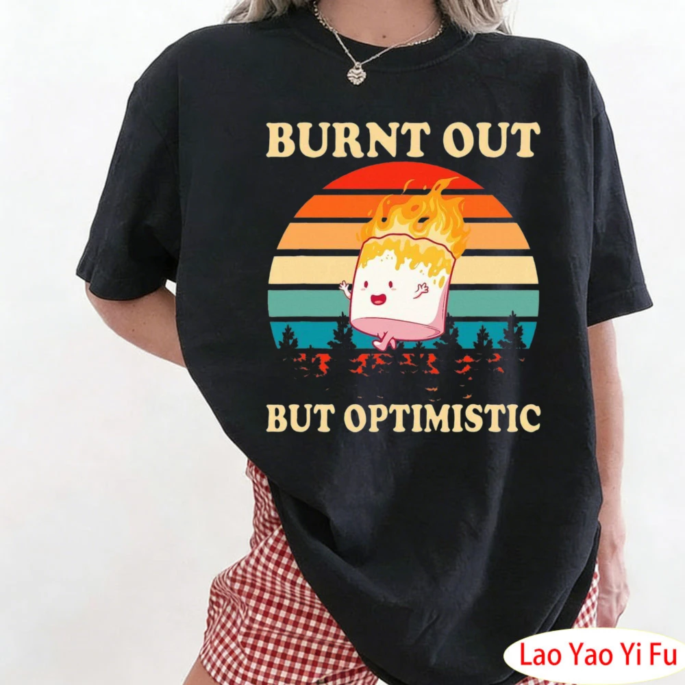 T-shirt de camping rétro « Burnt Out But Optimistic Marshmallow » en coton à motif flamme vintage pour femme